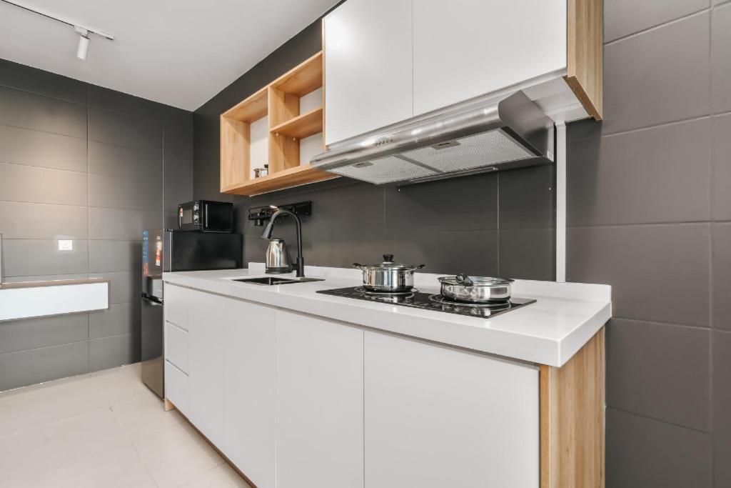 Nowhere 2Br & 2Bath Apartment With Balcony @ Reizz Residences Куала-Лумпур Экстерьер фото